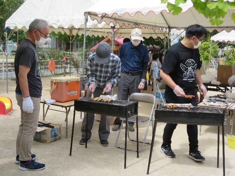 老いも若きも男性陣の焼き鳥コーナー
